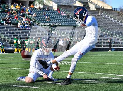 Thumbnail 2 in Ryan vs. Longview (UIL 5A D1 Regional Playoff) photogallery.