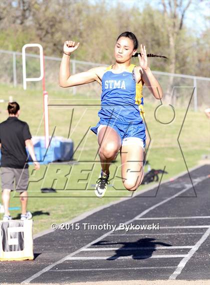 Thumbnail 3 in Ed Bourelle Invitational Track Meet photogallery.