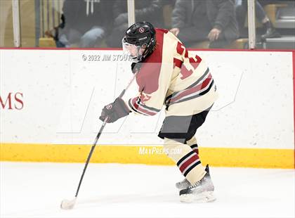 Thumbnail 2 in Loomis vs. Avon Old Farms (Avon Christmas Classic Final) photogallery.
