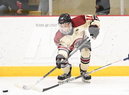 Thumbnail 3 in Loomis vs. Avon Old Farms (Avon Christmas Classic Final) photogallery.