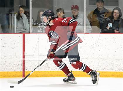 Thumbnail 2 in Loomis vs. Avon Old Farms (Avon Christmas Classic Final) photogallery.