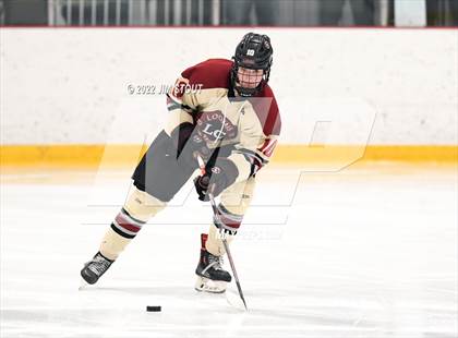 Thumbnail 3 in Loomis vs. Avon Old Farms (Avon Christmas Classic Final) photogallery.