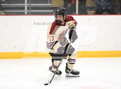 Thumbnail 2 in Loomis vs. Avon Old Farms (Avon Christmas Classic Final) photogallery.