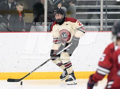 Thumbnail 3 in Loomis vs. Avon Old Farms (Avon Christmas Classic Final) photogallery.