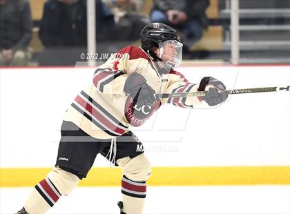 Thumbnail 3 in Loomis vs. Avon Old Farms (Avon Christmas Classic Final) photogallery.