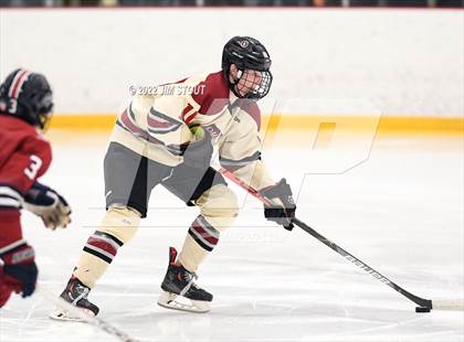Thumbnail 2 in Loomis vs. Avon Old Farms (Avon Christmas Classic Final) photogallery.