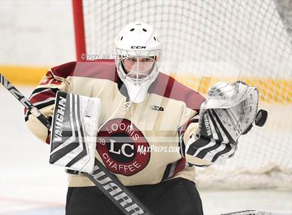 Thumbnail 2 in Loomis vs. Avon Old Farms (Avon Christmas Classic Final) photogallery.