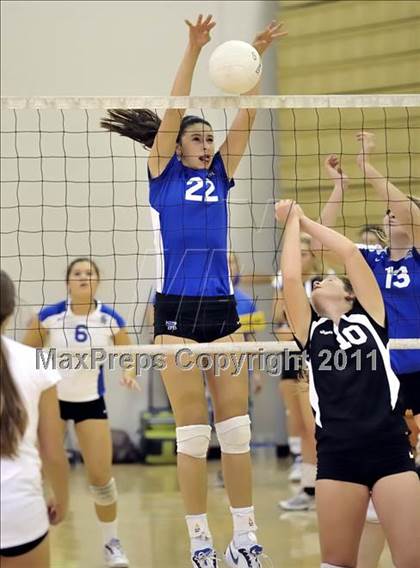 Thumbnail 2 in Costa Mesa vs Santa Margarita (Aloha Cougar Classic) photogallery.