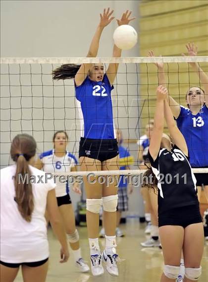 Thumbnail 1 in Costa Mesa vs Santa Margarita (Aloha Cougar Classic) photogallery.