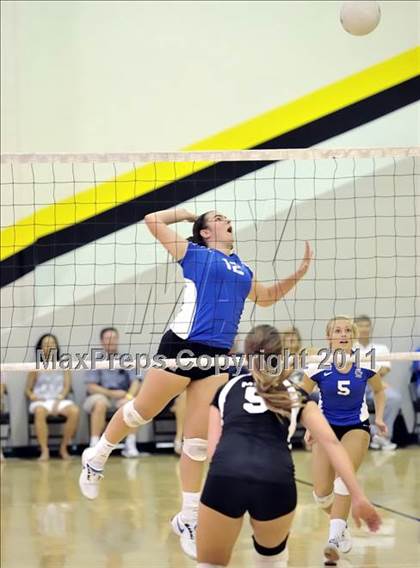 Thumbnail 3 in Costa Mesa vs Santa Margarita (Aloha Cougar Classic) photogallery.