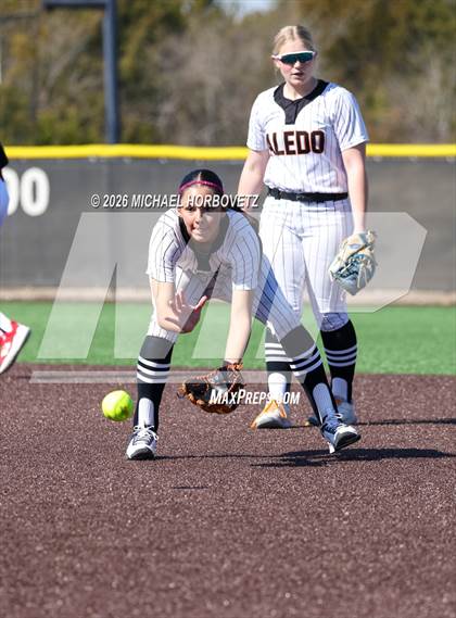 Thumbnail 2 in John Paul II vs. Aledo photogallery.