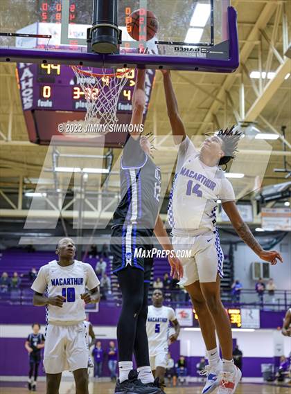 Thumbnail 3 in Quincy vs. MacArthur (Prairie Farms Holiday Classic) photogallery.