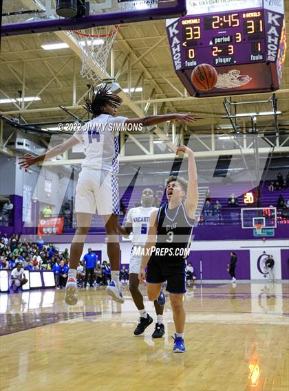 Thumbnail 2 in Quincy vs. MacArthur (Prairie Farms Holiday Classic) photogallery.