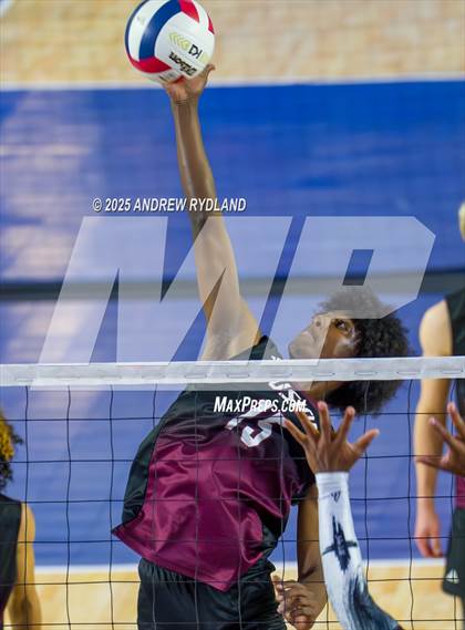 Thumbnail 2 in Regis Groff vs. Pueblo South (CHSAA 4A Championship) photogallery.