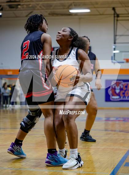 Thumbnail 1 in Chilton County vs Maplesville (Chilton County Tournament) photogallery.