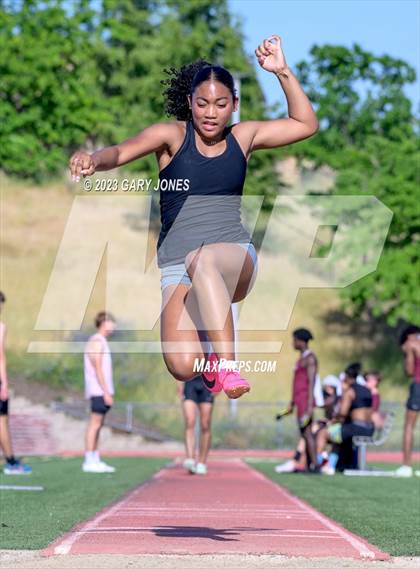 Thumbnail 2 in Whitney mini-meet and seniors photogallery.