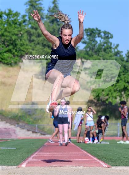 Thumbnail 2 in Whitney mini-meet and seniors photogallery.