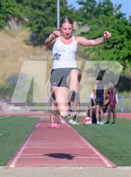 Thumbnail 3 in Whitney mini-meet and seniors photogallery.