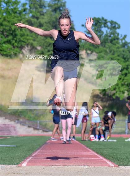 Thumbnail 3 in Whitney mini-meet and seniors photogallery.