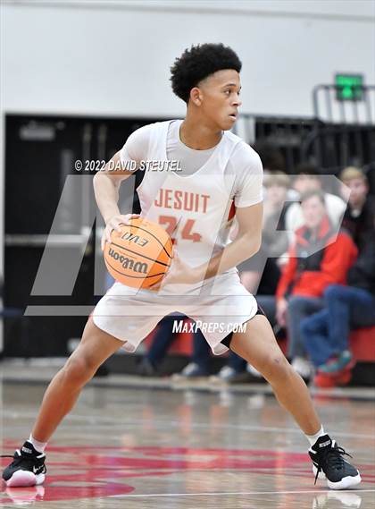 Thumbnail 2 in Archbishop Mitty vs. Jesuit (Fr. Barry Christmas Classic) photogallery.