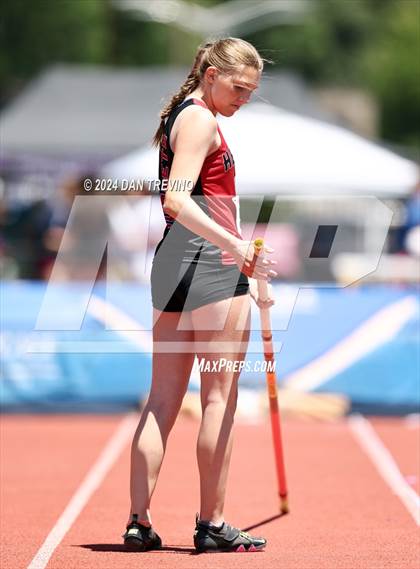 Thumbnail 1 in VHSL State Championships Pole Vault (Class 6) photogallery.