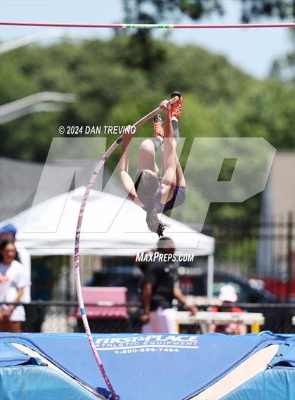 Thumbnail 1 in VHSL State Championships Pole Vault (Class 6) photogallery.
