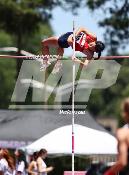 Thumbnail 1 in VHSL State Championships Pole Vault (Class 6) photogallery.