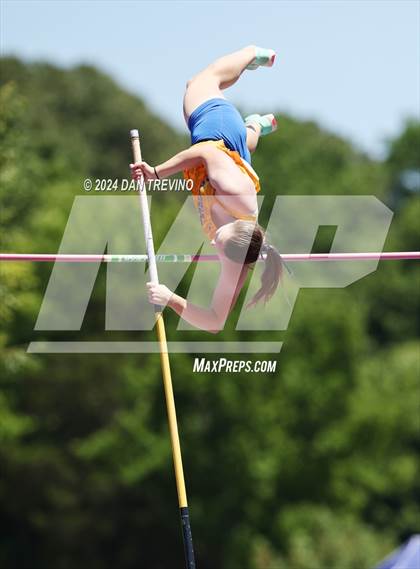 Thumbnail 1 in VHSL State Championships Pole Vault (Class 6) photogallery.