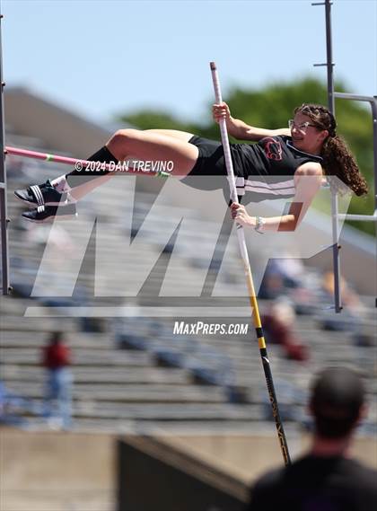 Thumbnail 3 in VHSL State Championships Pole Vault (Class 6) photogallery.