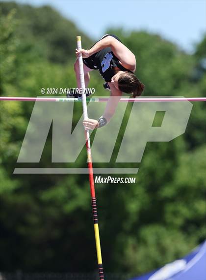 Thumbnail 2 in VHSL State Championships Pole Vault (Class 6) photogallery.