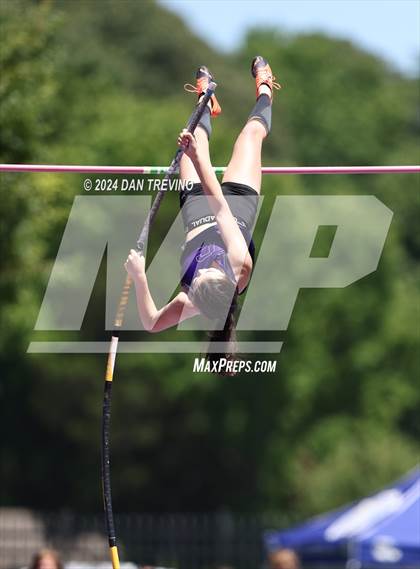 Thumbnail 2 in VHSL State Championships Pole Vault (Class 6) photogallery.