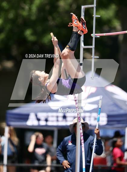 Thumbnail 2 in VHSL State Championships Pole Vault (Class 6) photogallery.