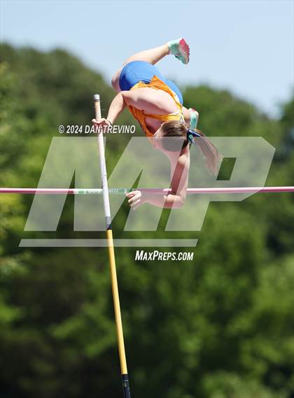 Thumbnail 2 in VHSL State Championships Pole Vault (Class 6) photogallery.