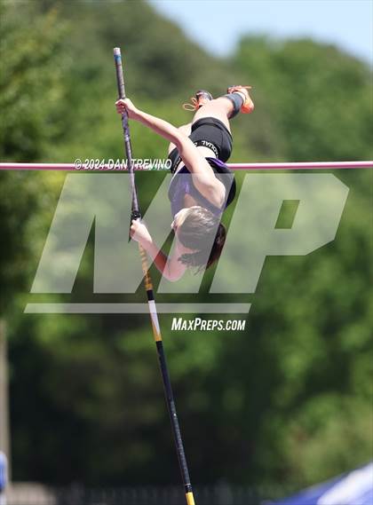 Thumbnail 3 in VHSL State Championships Pole Vault (Class 6) photogallery.