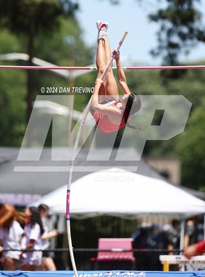 Thumbnail 2 in VHSL State Championships Pole Vault (Class 6) photogallery.