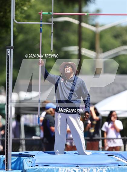 Thumbnail 1 in VHSL State Championships Pole Vault (Class 6) photogallery.