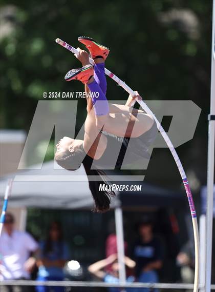 Thumbnail 2 in VHSL State Championships Pole Vault (Class 6) photogallery.