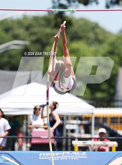 Thumbnail 2 in VHSL State Championships Pole Vault (Class 6) photogallery.