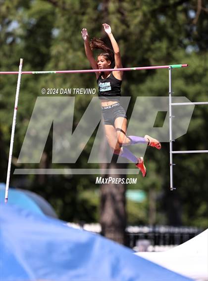 Thumbnail 2 in VHSL State Championships Pole Vault (Class 6) photogallery.