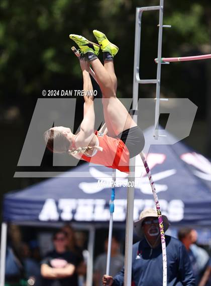 Thumbnail 3 in VHSL State Championships Pole Vault (Class 6) photogallery.