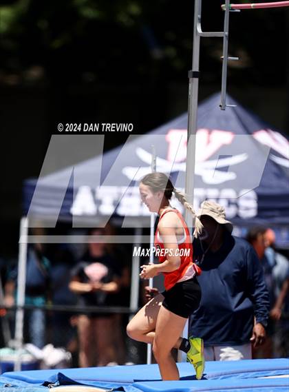 Thumbnail 2 in VHSL State Championships Pole Vault (Class 6) photogallery.
