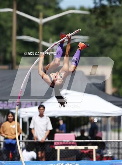 Thumbnail 1 in VHSL State Championships Pole Vault (Class 6) photogallery.