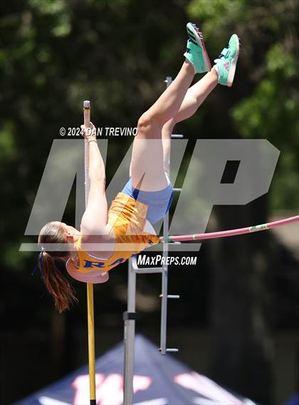 Thumbnail 2 in VHSL State Championships Pole Vault (Class 6) photogallery.