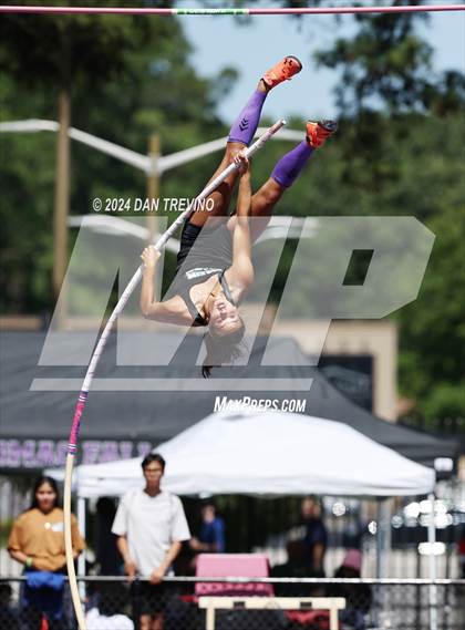Thumbnail 2 in VHSL State Championships Pole Vault (Class 6) photogallery.
