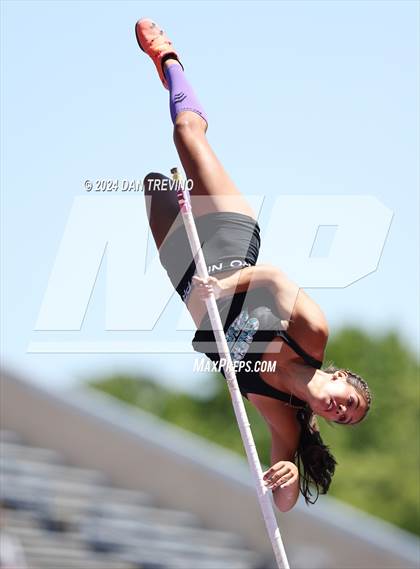 Thumbnail 3 in VHSL State Championships Pole Vault (Class 6) photogallery.