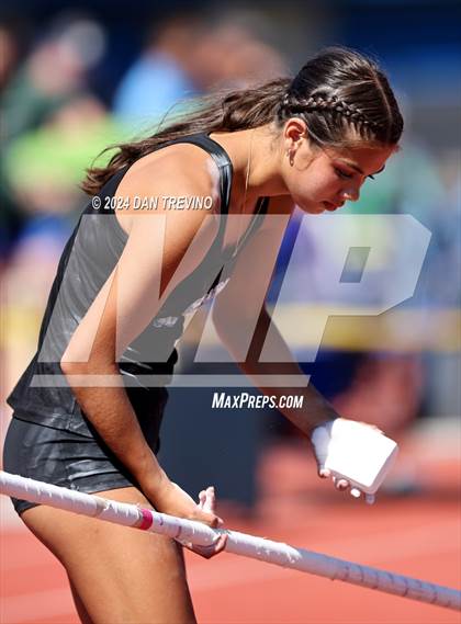 Thumbnail 2 in VHSL State Championships Pole Vault (Class 6) photogallery.