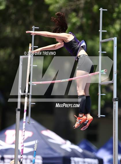 Thumbnail 2 in VHSL State Championships Pole Vault (Class 6) photogallery.