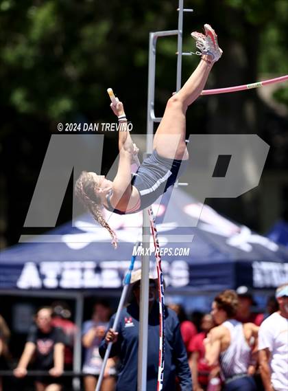 Thumbnail 2 in VHSL State Championships Pole Vault (Class 6) photogallery.