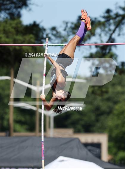 Thumbnail 1 in VHSL State Championships Pole Vault (Class 6) photogallery.