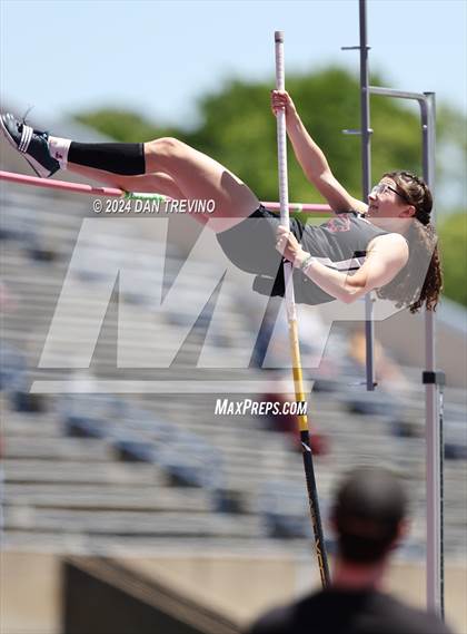 Thumbnail 2 in VHSL State Championships Pole Vault (Class 6) photogallery.